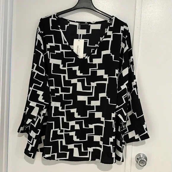 NWT Bloomchic 30 Plus, V-neck Blouse Beautiful black w/white, very elegant! - Picture 1 of 6